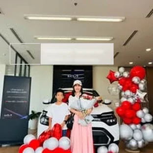 Kia Bình Thuận - Khách hàng nhận xe sau khi hoàn tất thủ tục.